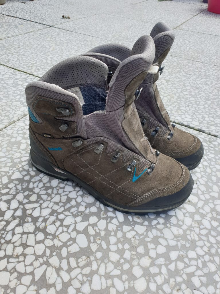 frisch gewaschen und bereit zum Trocknen Schuhe wieder trocken